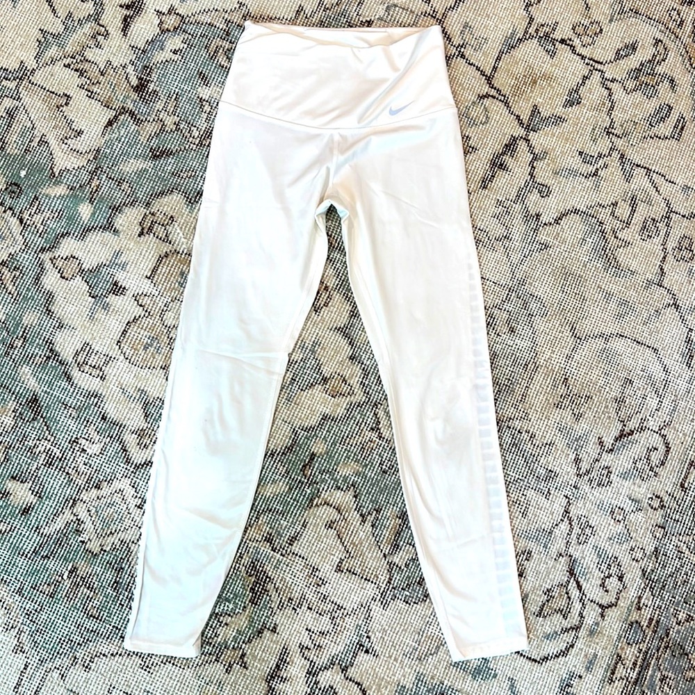 Nike Dri-Fit Women’s Leggings in XS, White. Beautiful side detailing.